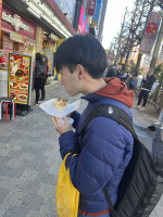 男性,食べ歩き,たこ焼き,アウター,リュック,街,大阪,日中