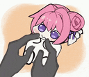 ぬいぐるみ,ピンク髪,紫目,お団子ヘア,リボン,デフォルメ,チビキャラ,ほっぺつまむ,手,かわいい
