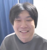 男性,笑顔,自撮り,室内,短髪,黒髪,カジュアル