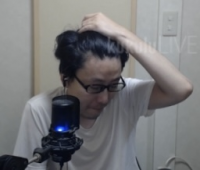 男性,メガネ,白いTシャツ,マイク,髪をかきあげる,室内,配信,kumiliLIVE