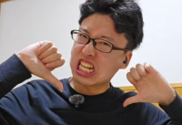 男性,眼鏡,短髪,黒い服,怒り,親指下,自撮り,室内